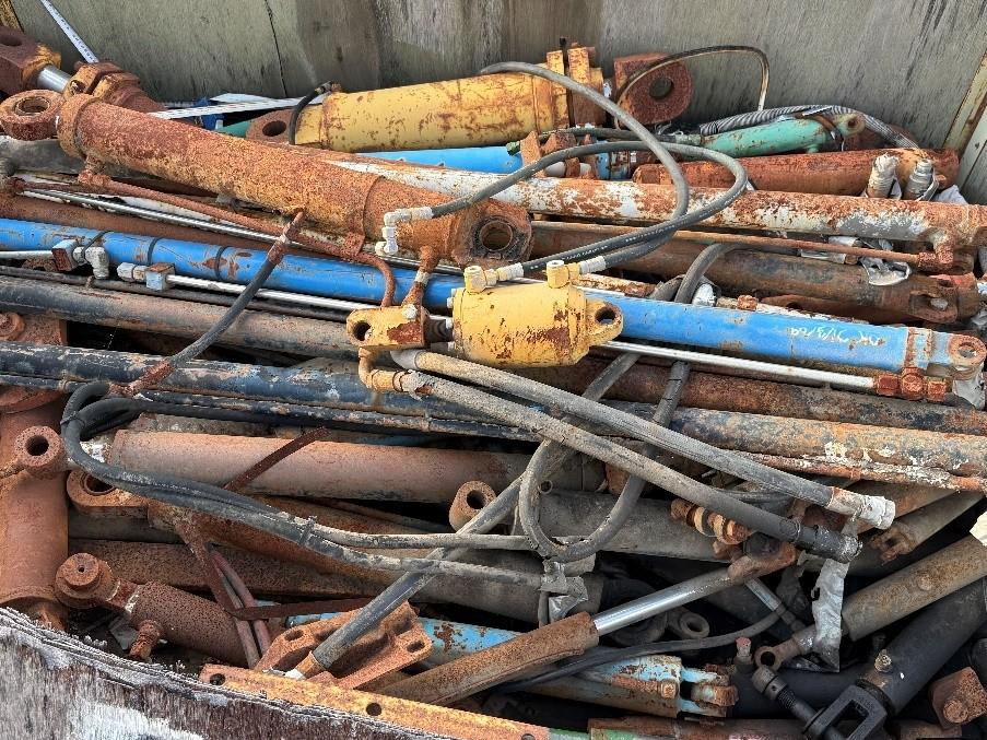 Large quantity of used hydraulic rams including dozer tilt ram