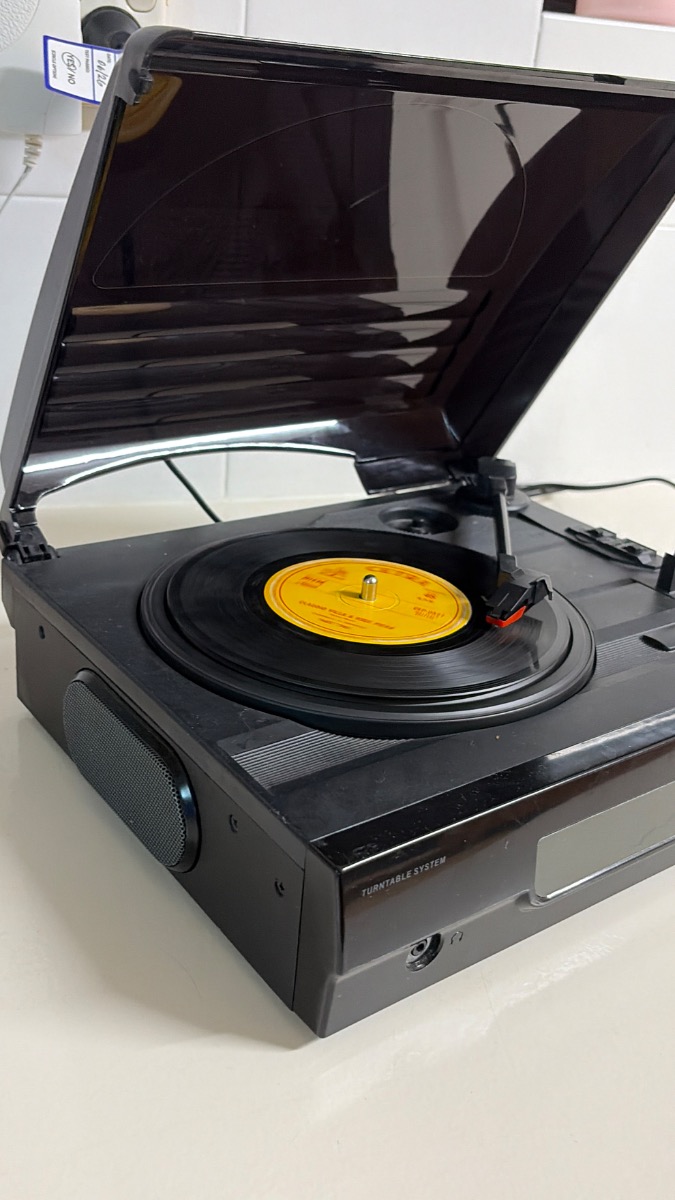 VINYL RECORD PLAYER & RECORDS