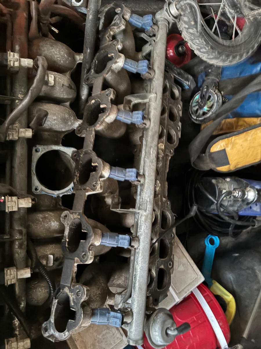 BA Falcon intake manifold and injectors