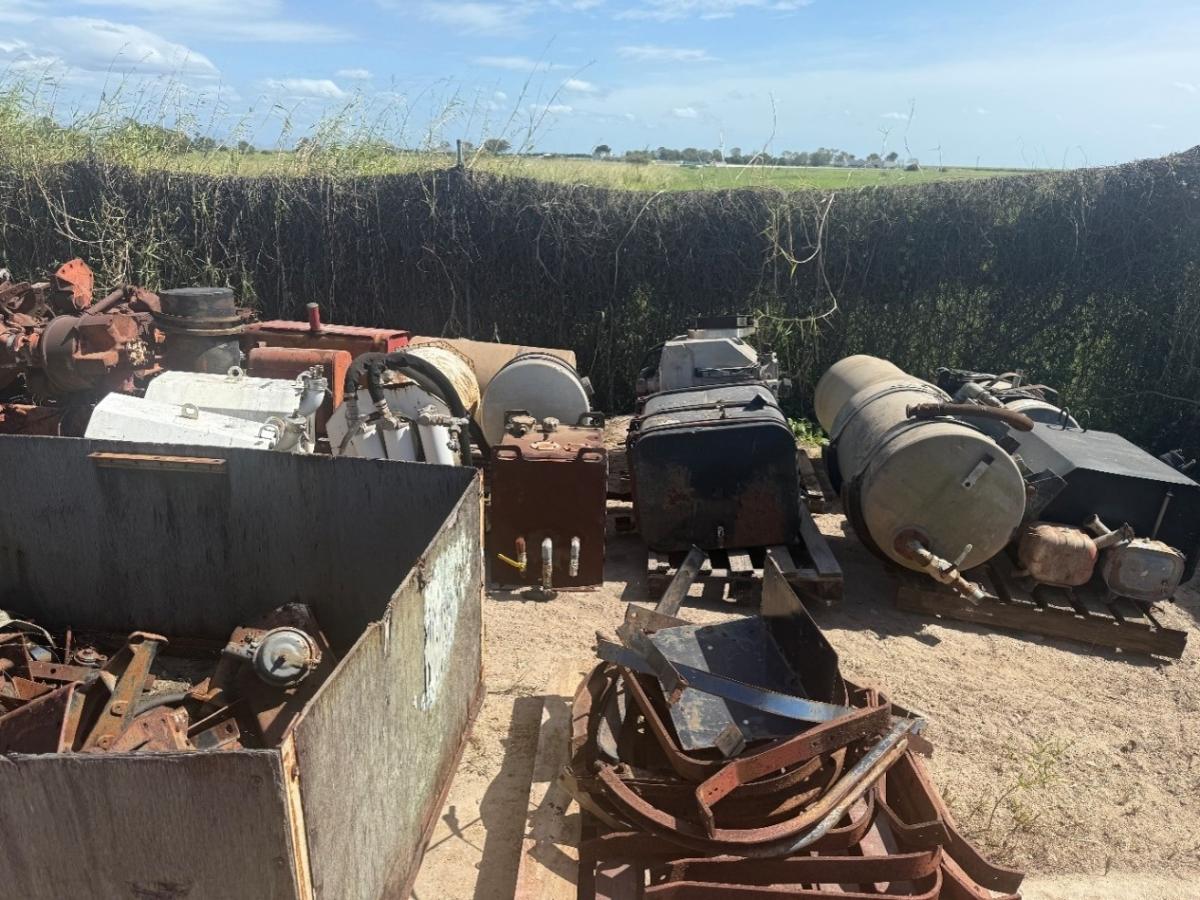Quantity of oil and diesel tanks and mounts