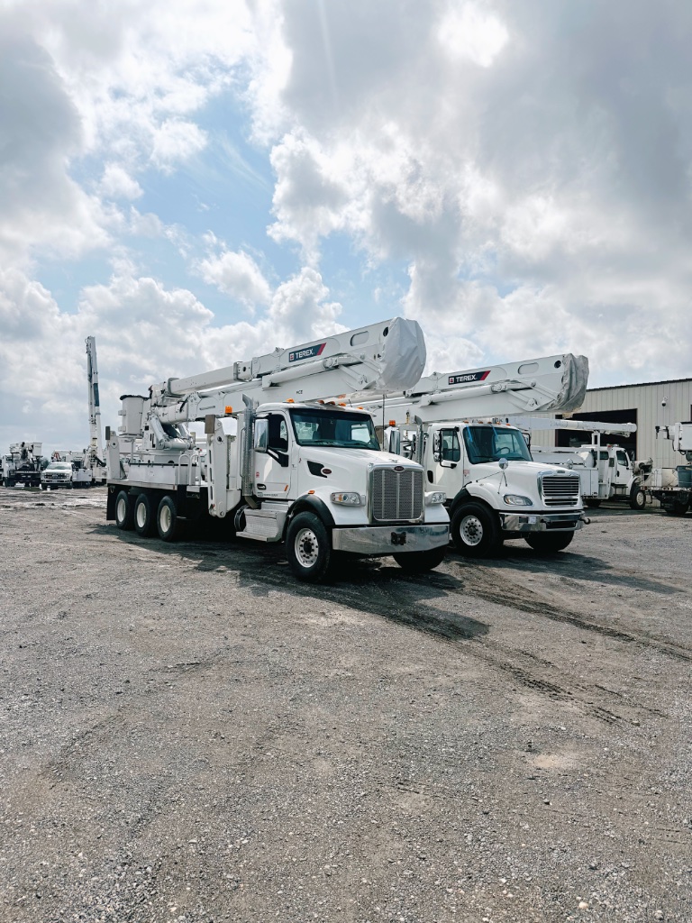 Mobile fleet oil change service — bucket trucks lined up for coordinated on-site contractor fleet maintenance