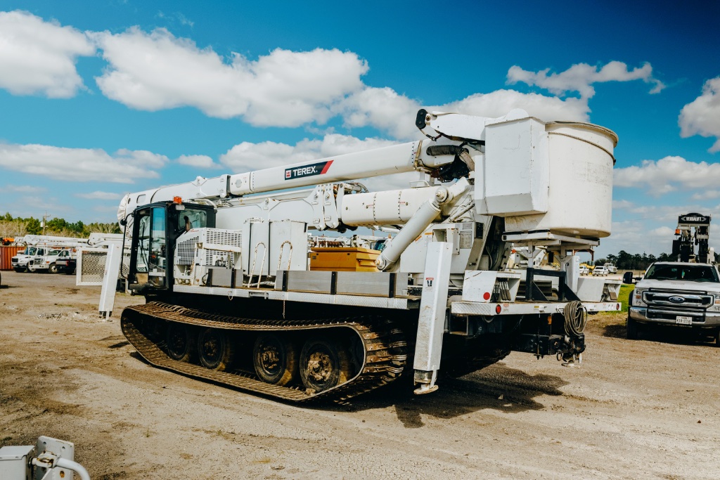Fleet maintenance oil service — CRANETEC crawler utility equipment scheduled for mobile oil change service