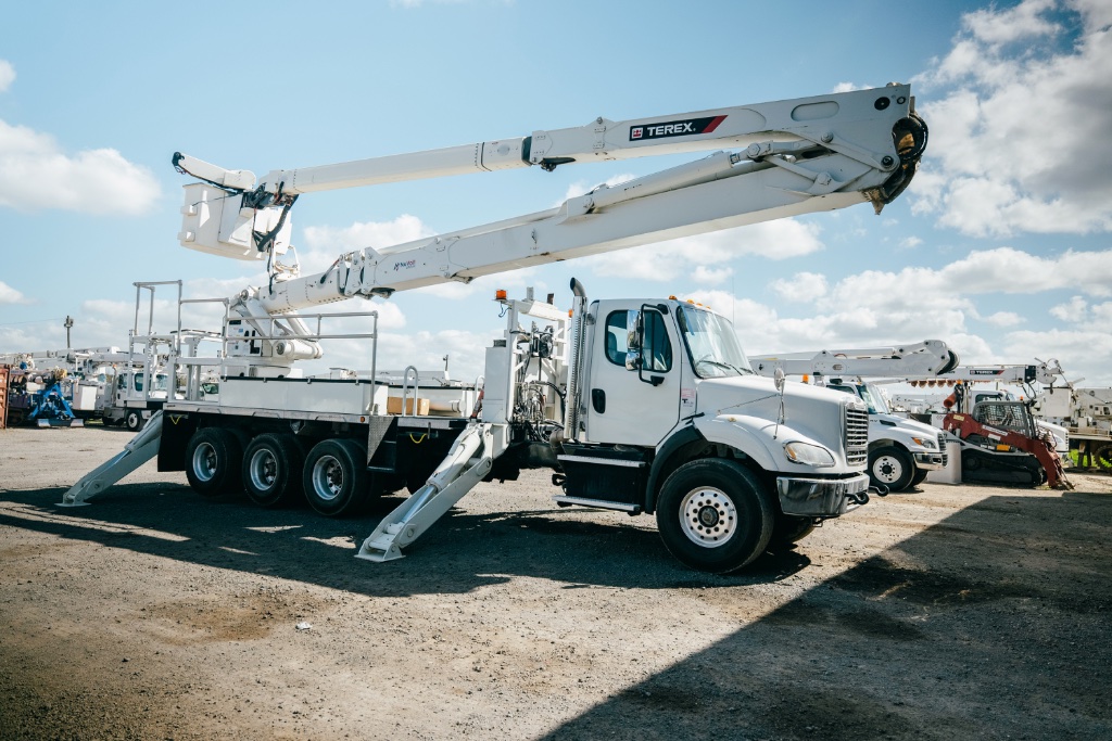Mobile oil change fleet service — utility bucket truck at CRANETEC yard ready for on-site fleet oil service