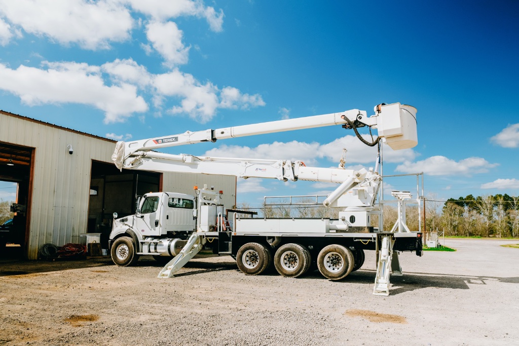 Mobile oil change utility fleets — bucket truck receiving on-site fleet oil service at CRANETEC facility