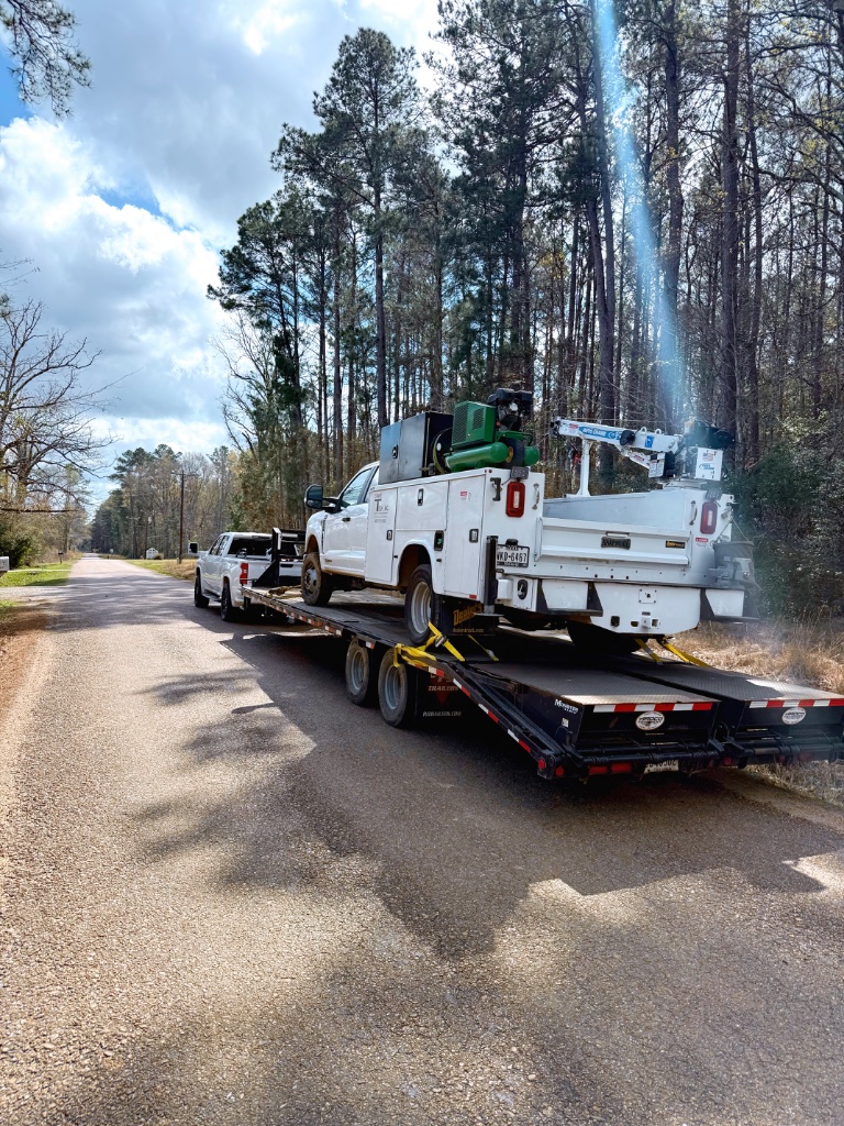 On-site oil change contractor fleet — CRANETEC mobile service truck transporting utility equipment for fleet maintenance