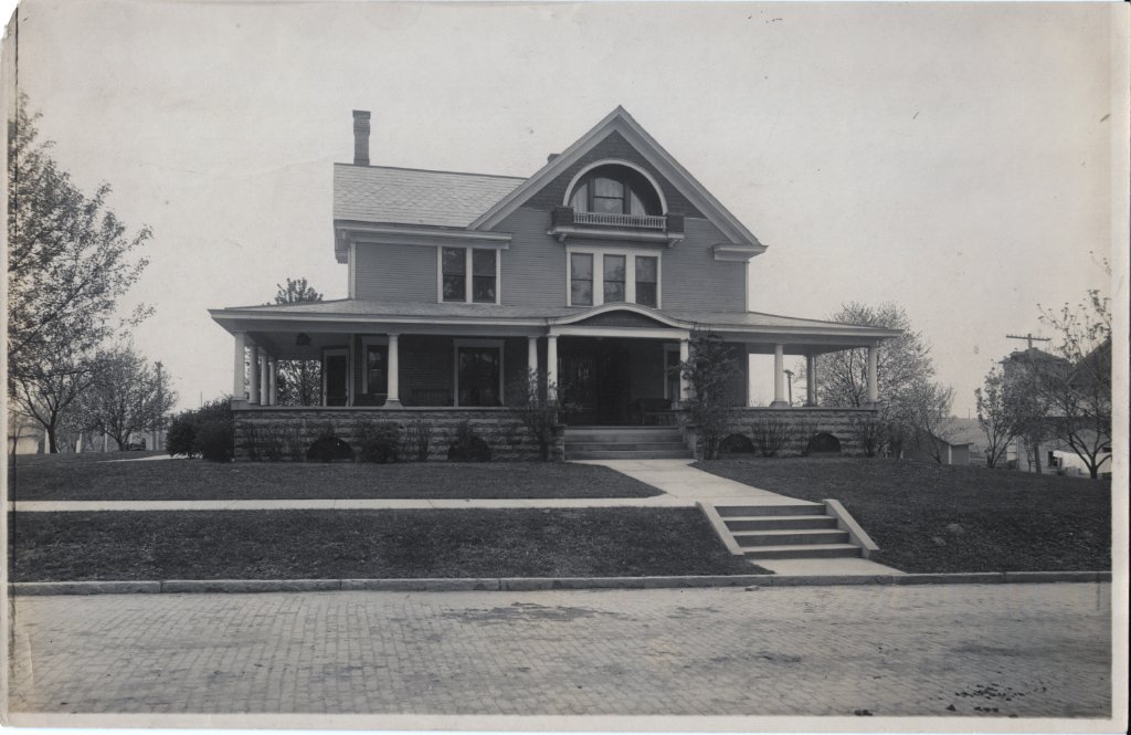 Dr. Ray George's Home (by Thorne's IGA)