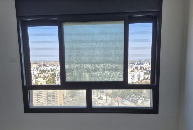 סורגים שקופים – חלון גדול בקומה גבוהה