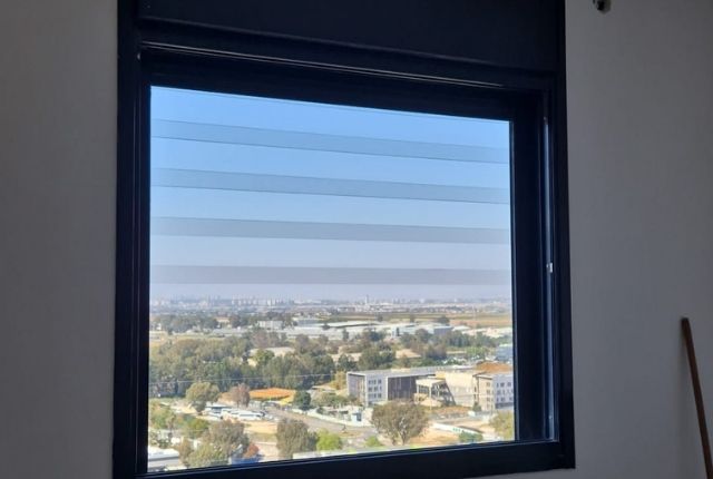 סורגים שקופים – חלון עם נוף פתוח