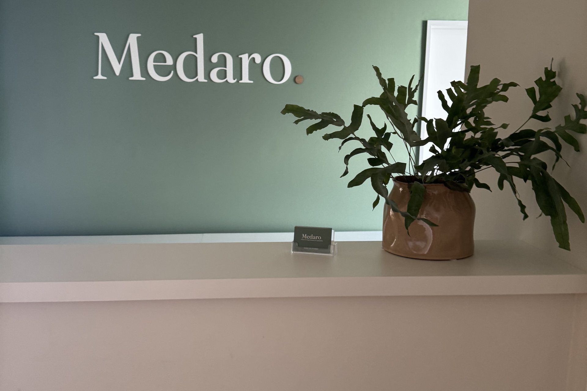 Empfangstresen mit Medaro-Schriftzug