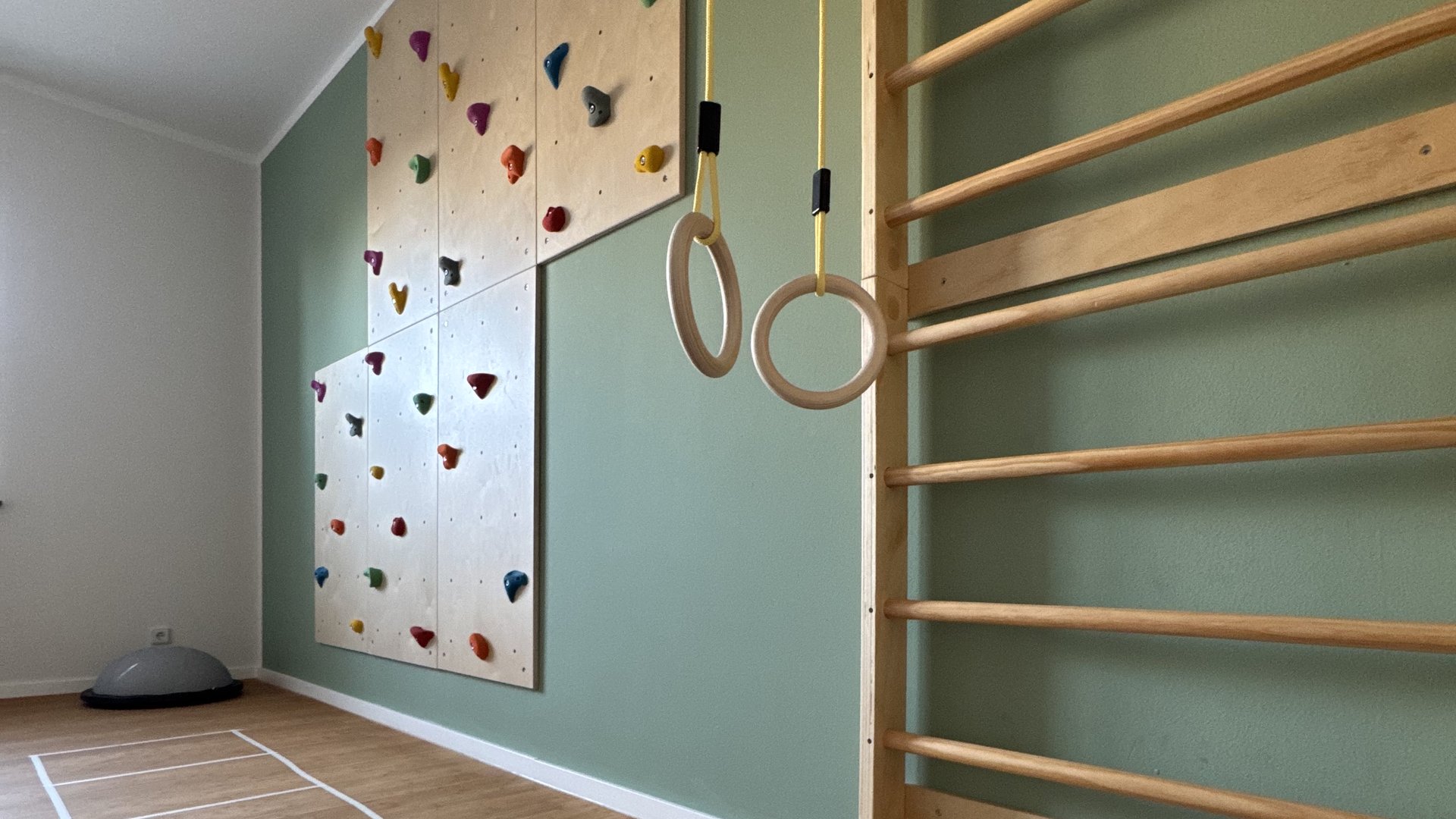 Kinderraum mit Kletterwand, Ringen und Sprossenwand bei Medaro Neuss