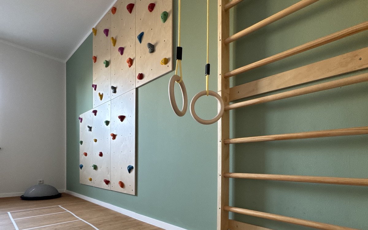 Kinderraum mit Kletterwand, Ringen und Sprossenwand bei Medaro Neuss