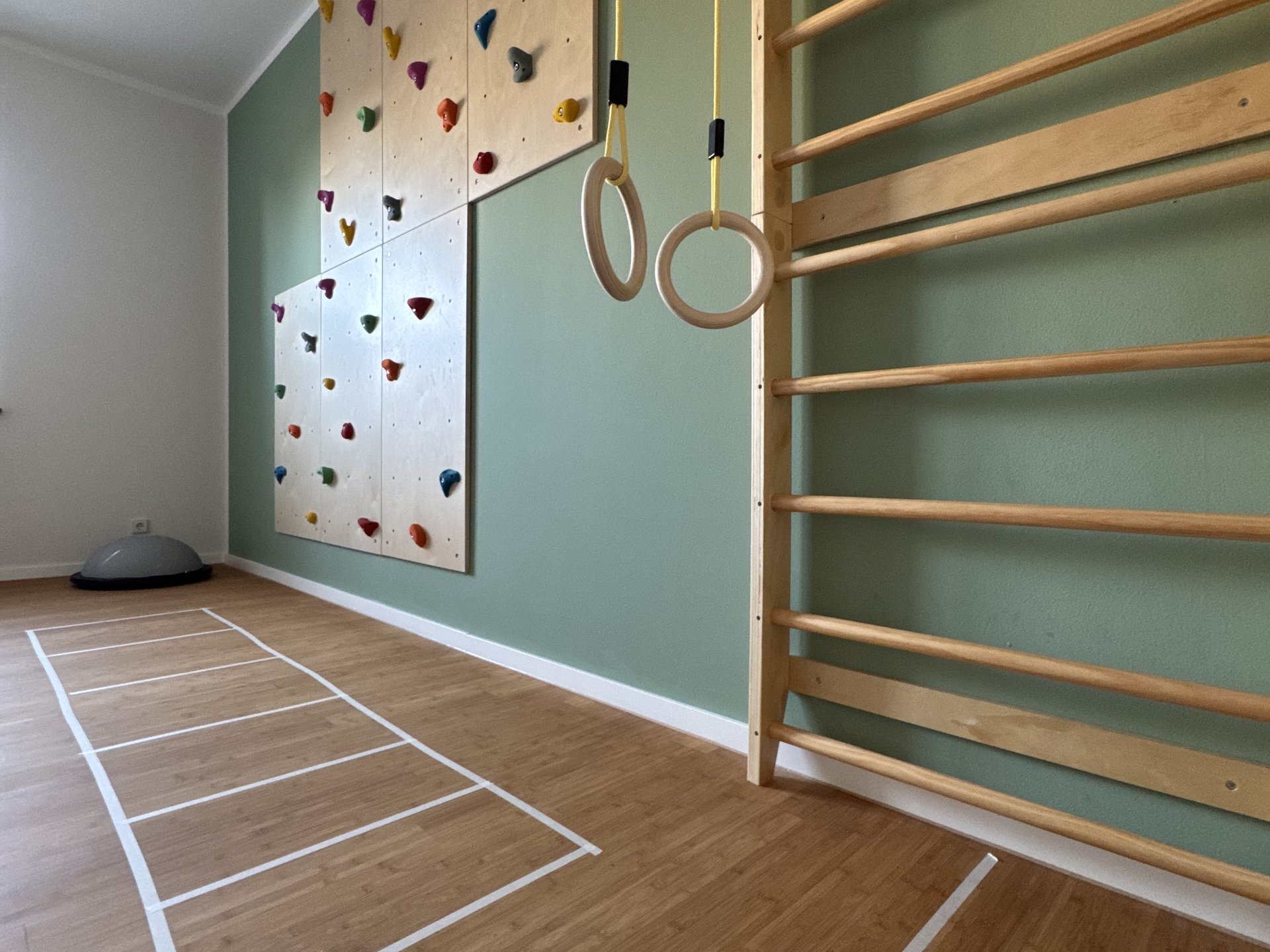 Kinderraum mit Kletterwand und Sprossenwand bei Medaro Neuss