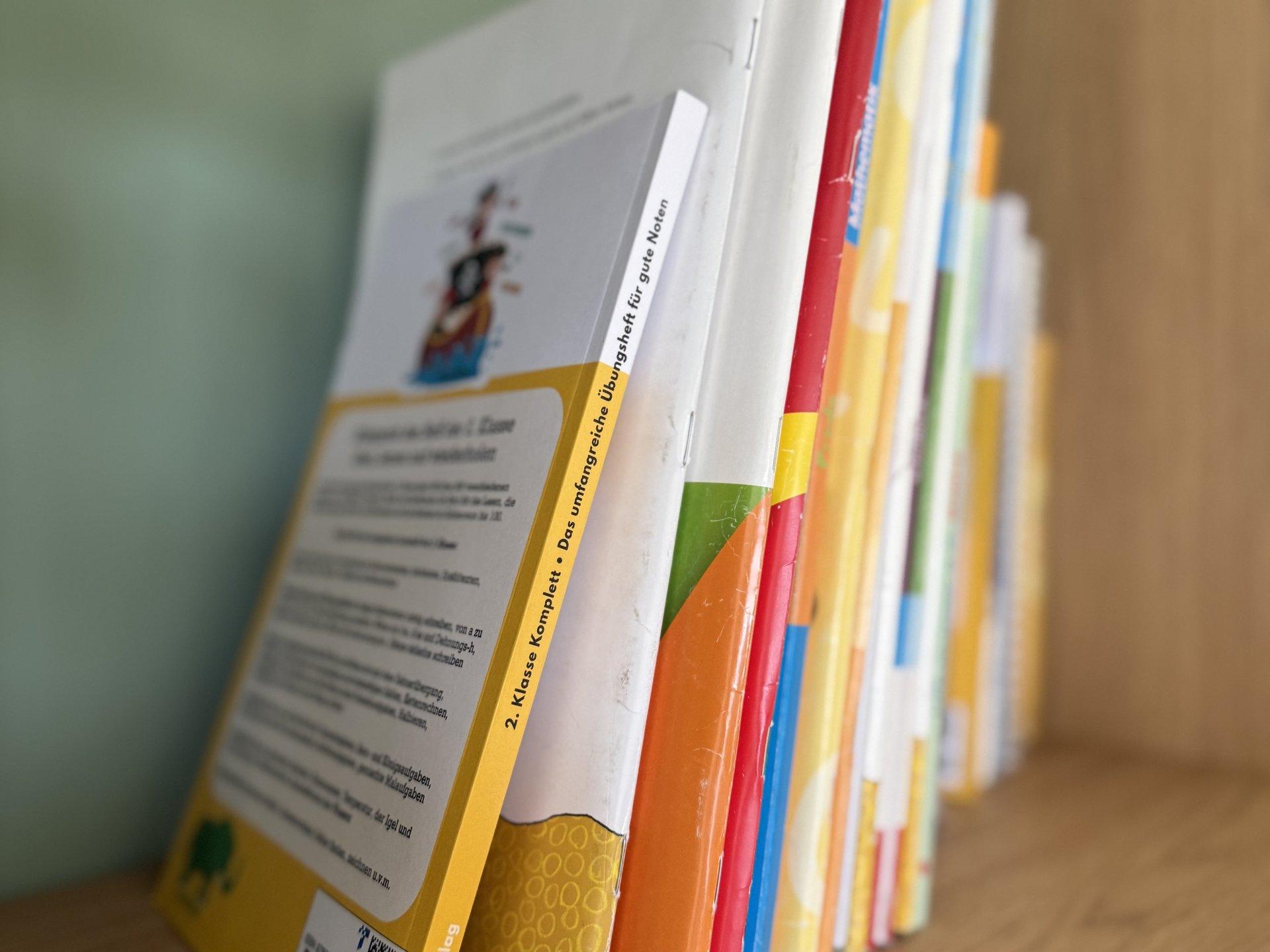 Fachbücher und Therapiematerial im Regal