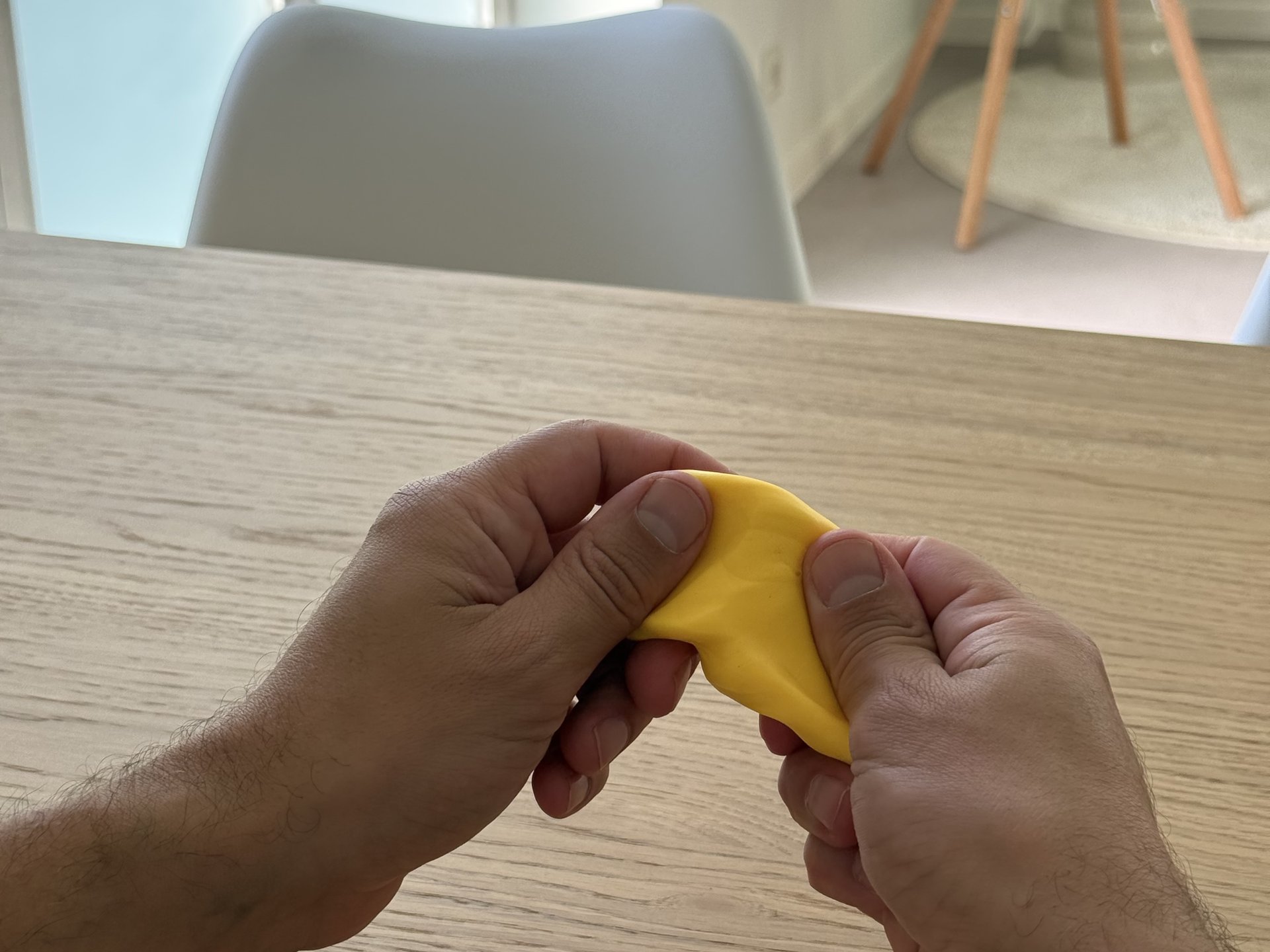 Handtherapie mit Therapieknete in der Ergotherapie