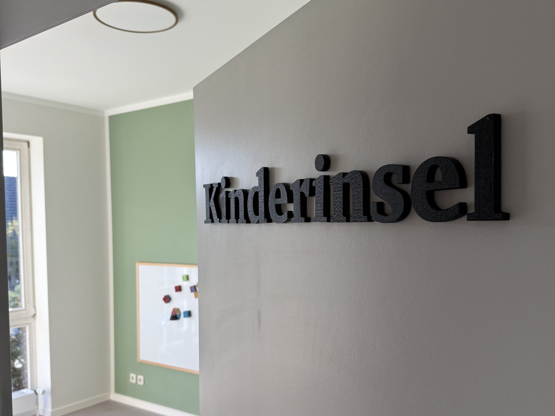 Eingang zur Kinderinsel, dem Kinderbereich der Medaro Praxis