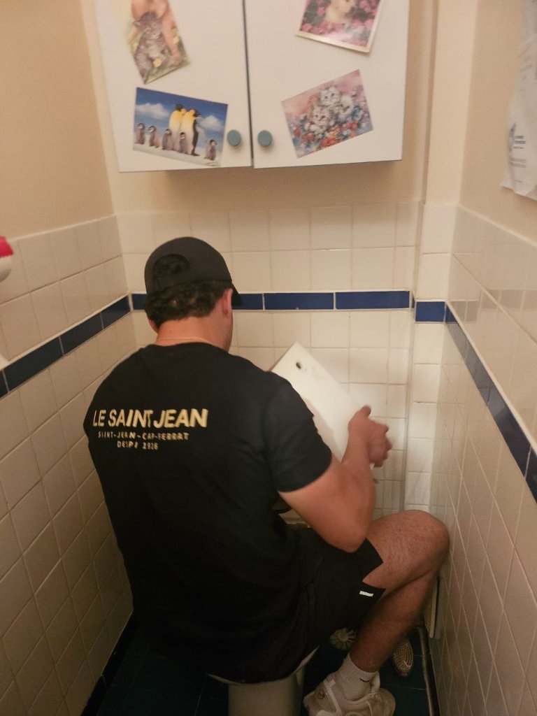 WC Bouché à Nice : Pourquoi les Produits du Commerce Aggravent le Problème