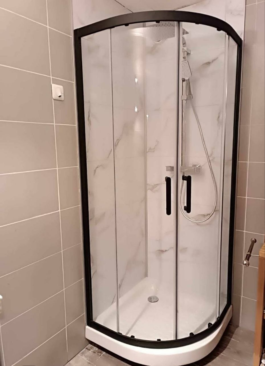 Rénovation salle de bain Nice – cabine de douche portes coulissantes carrelage marbre Elite Plomberie