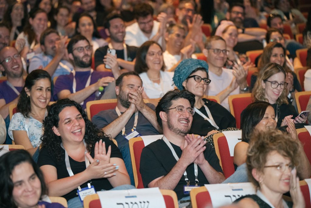 קהל מוחא כפיים