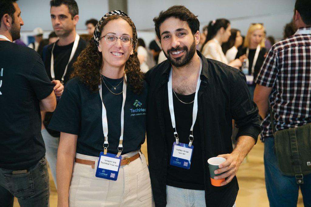 משתתפים מחייכים