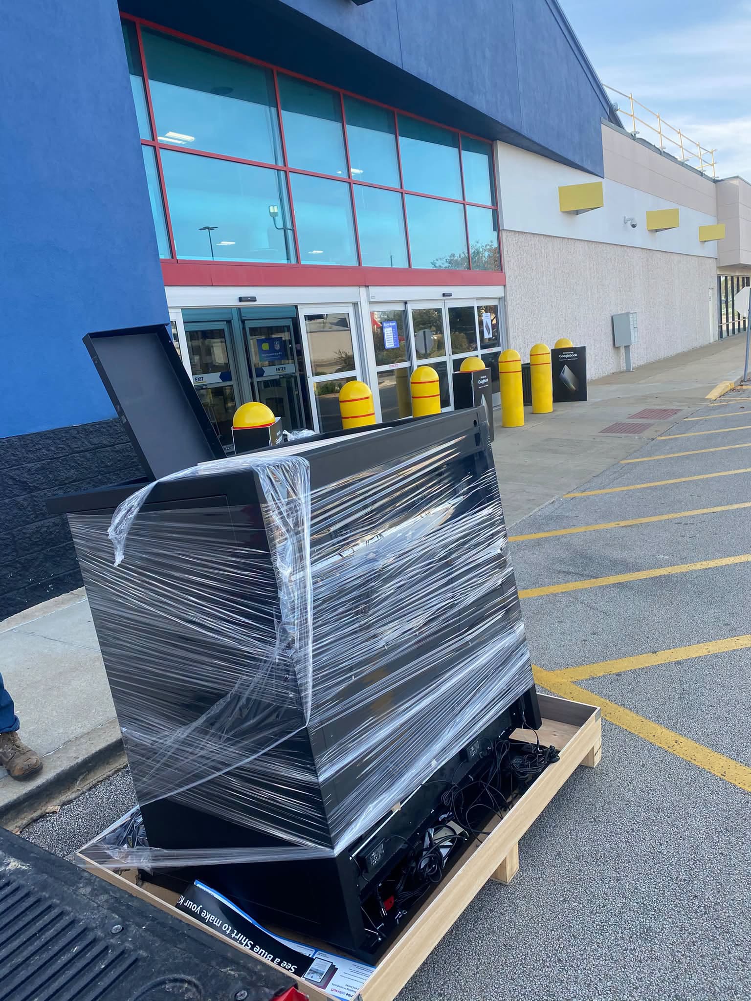 Best Buy Bloomington IL Removing an Amazon Fixture