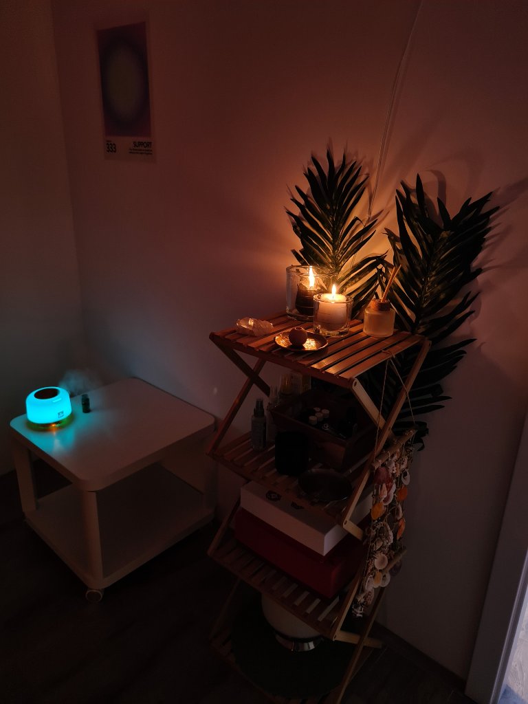Wellness prostor – difuzér, svíčky a dekorace