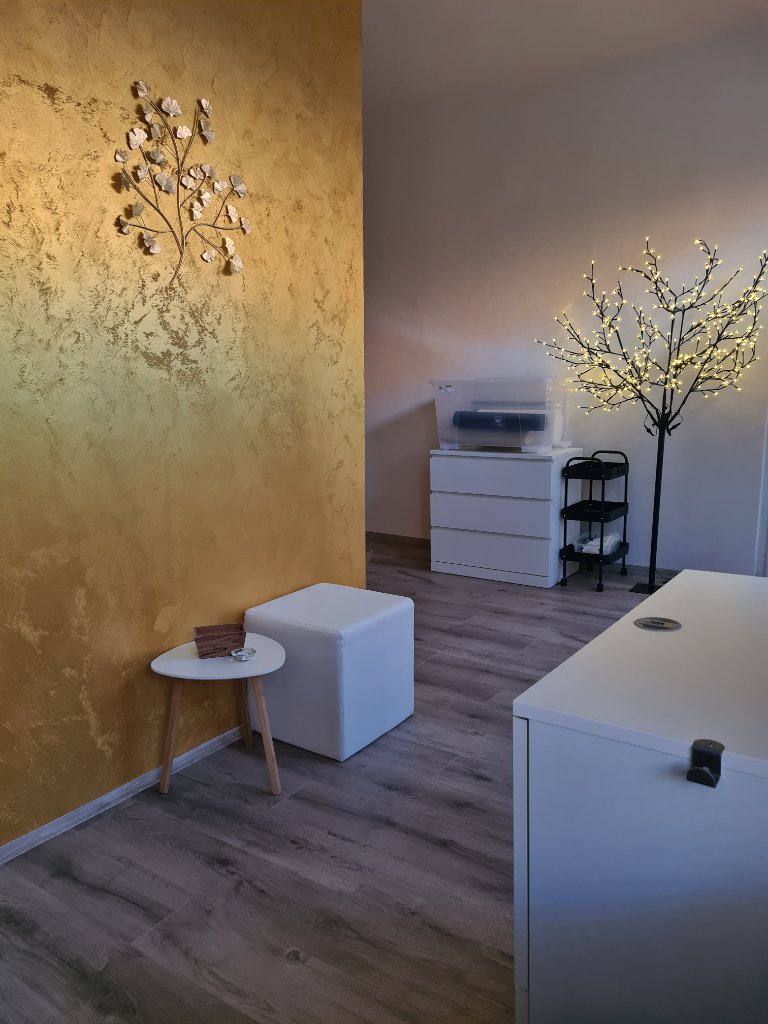 Recepce – zlatá stěna a světelný strom