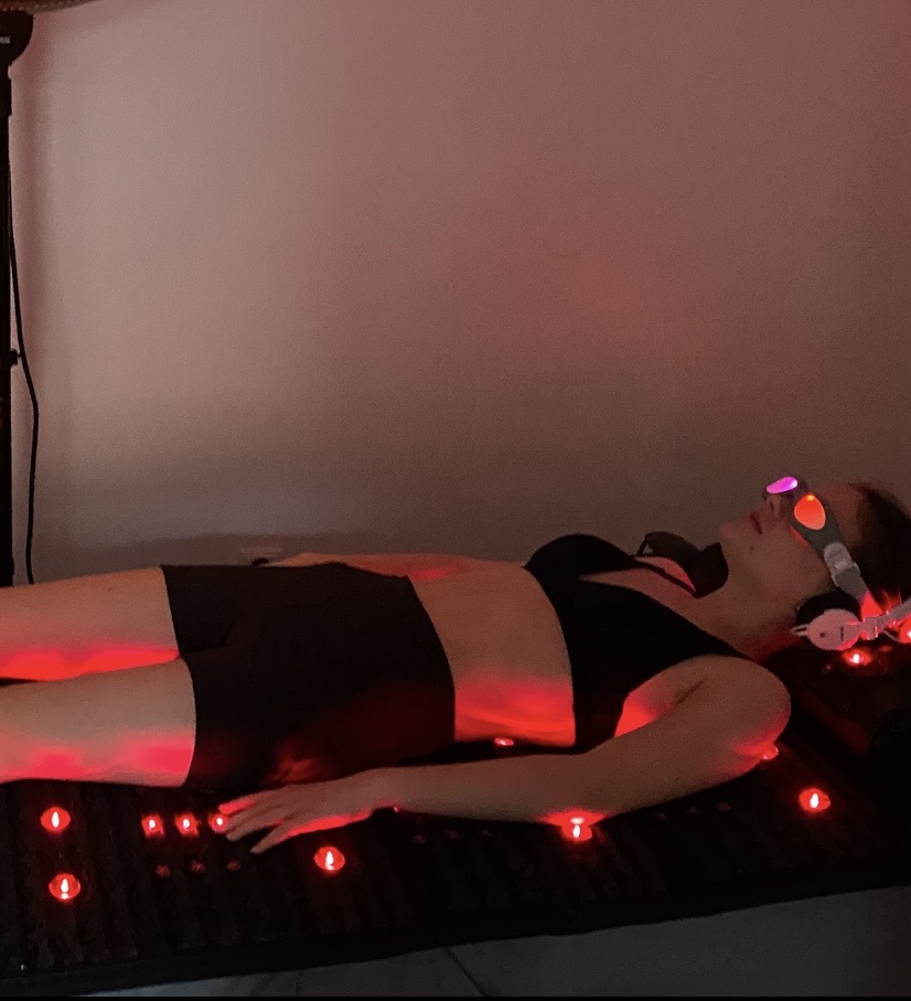 Klientka na fotobiomodulační podložce s AVS brýlemi