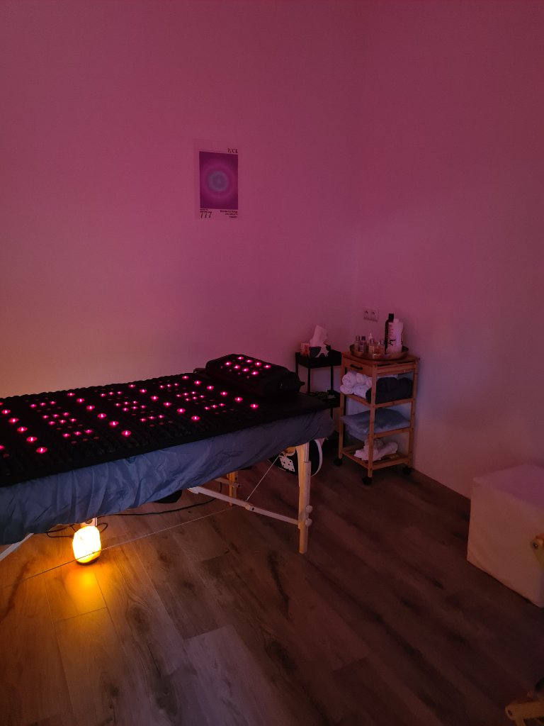 Terapeutická místnost – masážní lehátko s červenými LED a himalájská lampa