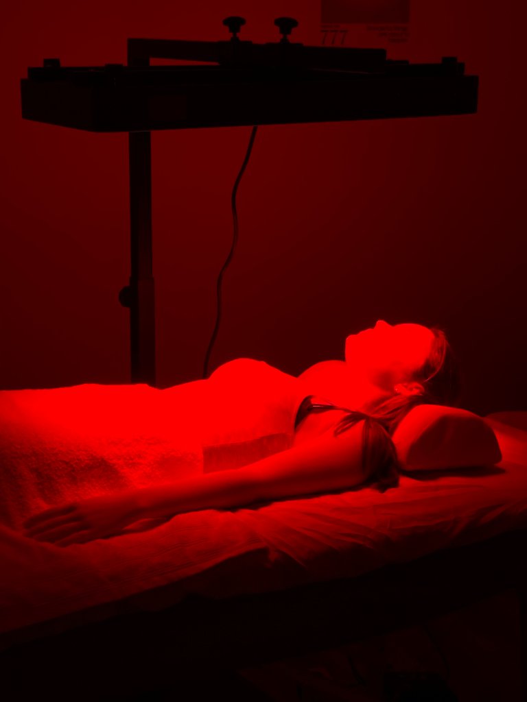 Klientka pod světelným panelem
