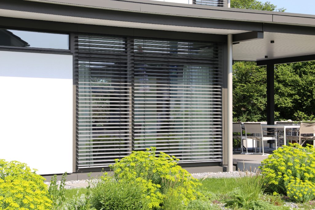 Moderne Raffstoren an einer Fassade