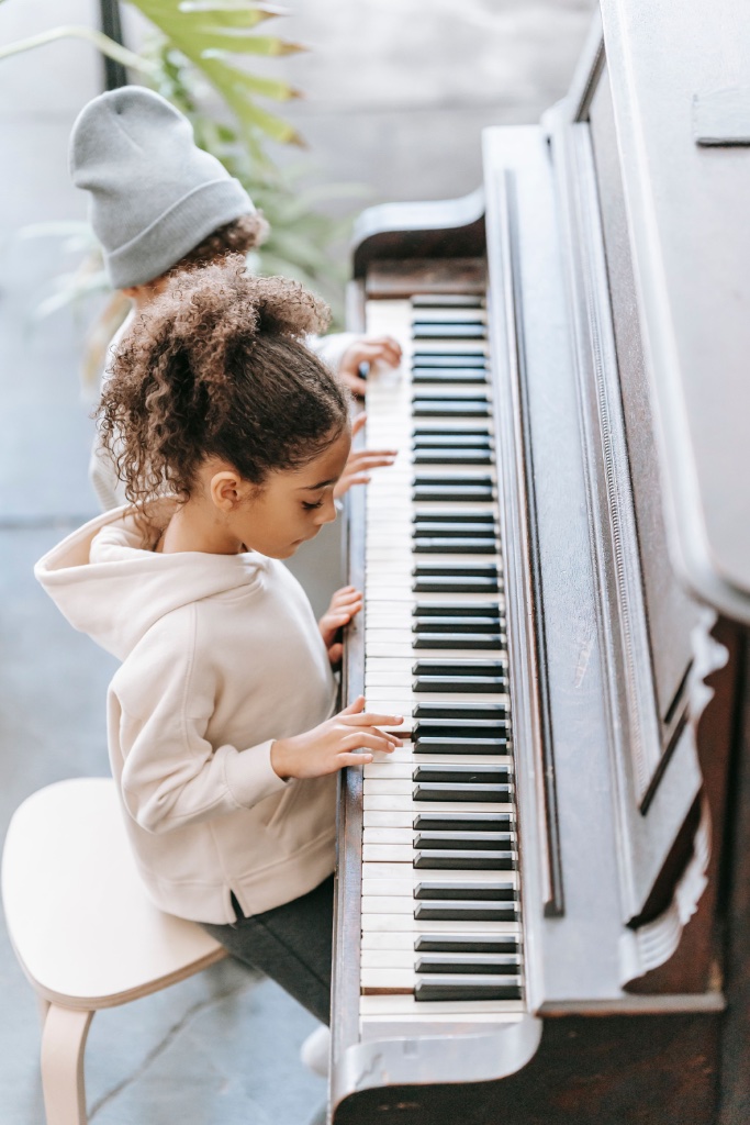 Crianças tocando piano