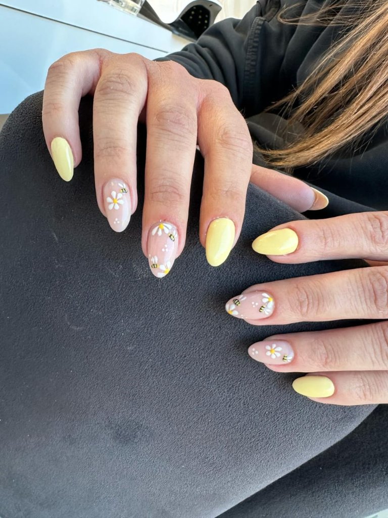 Gelb Blumen & Bienen Nageldesign