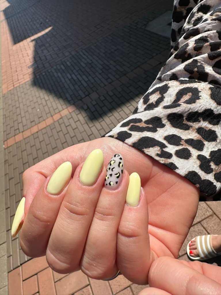 Gelb mit Leoparden-Akzent