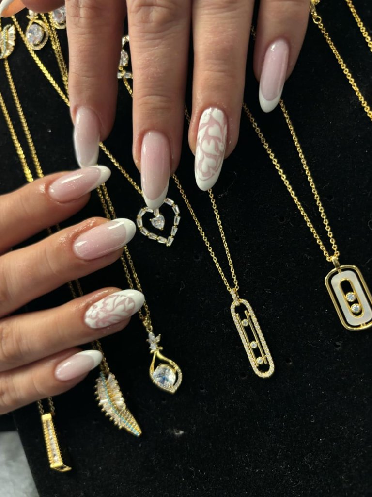 French Nägel mit Ornament-Muster