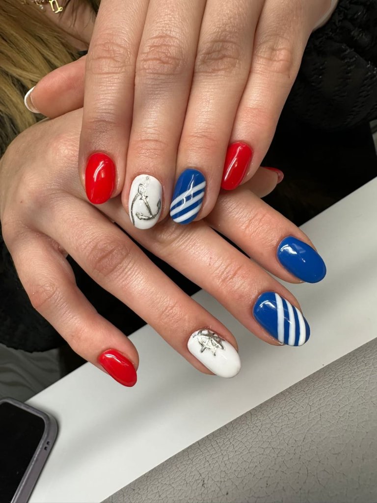 Maritimes Nageldesign Anker & Streifen