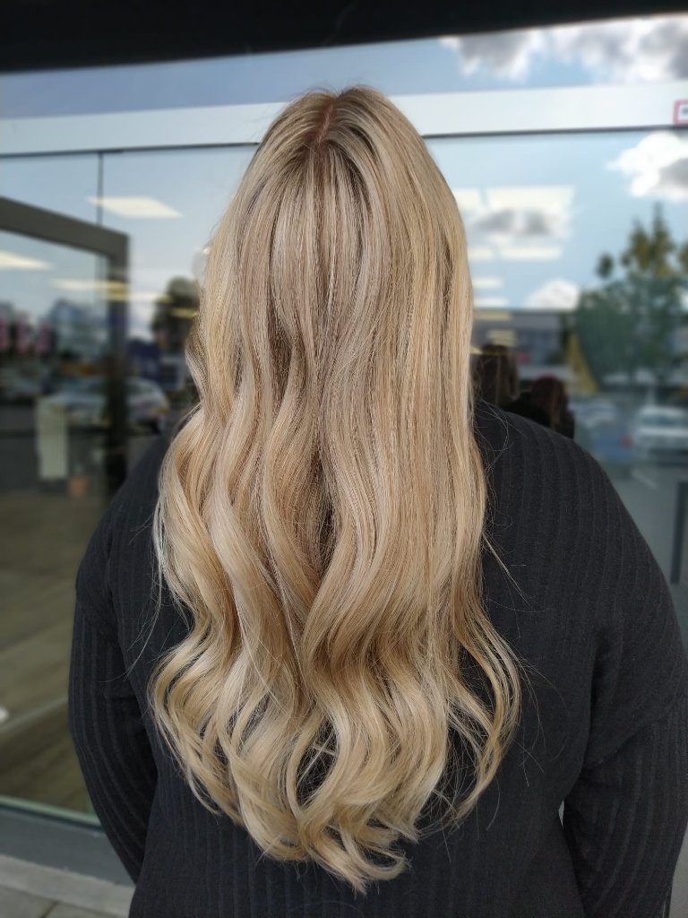 Naturblond Wellen-Styling