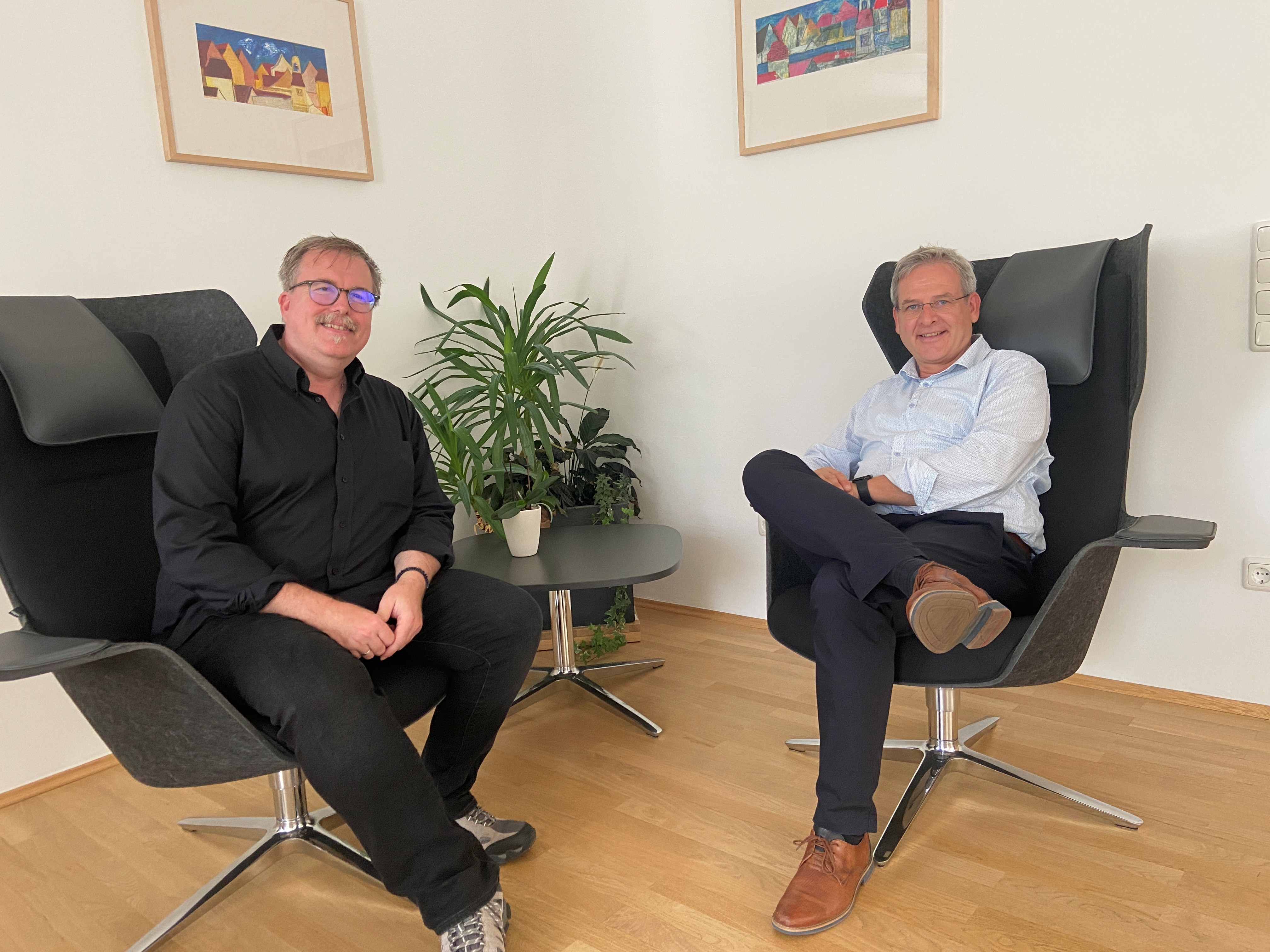 Roland Weiniger und Hersbrucks Erster Bürgermeister Robert Ilg im Gespräch im Hersbrucker Rathaus