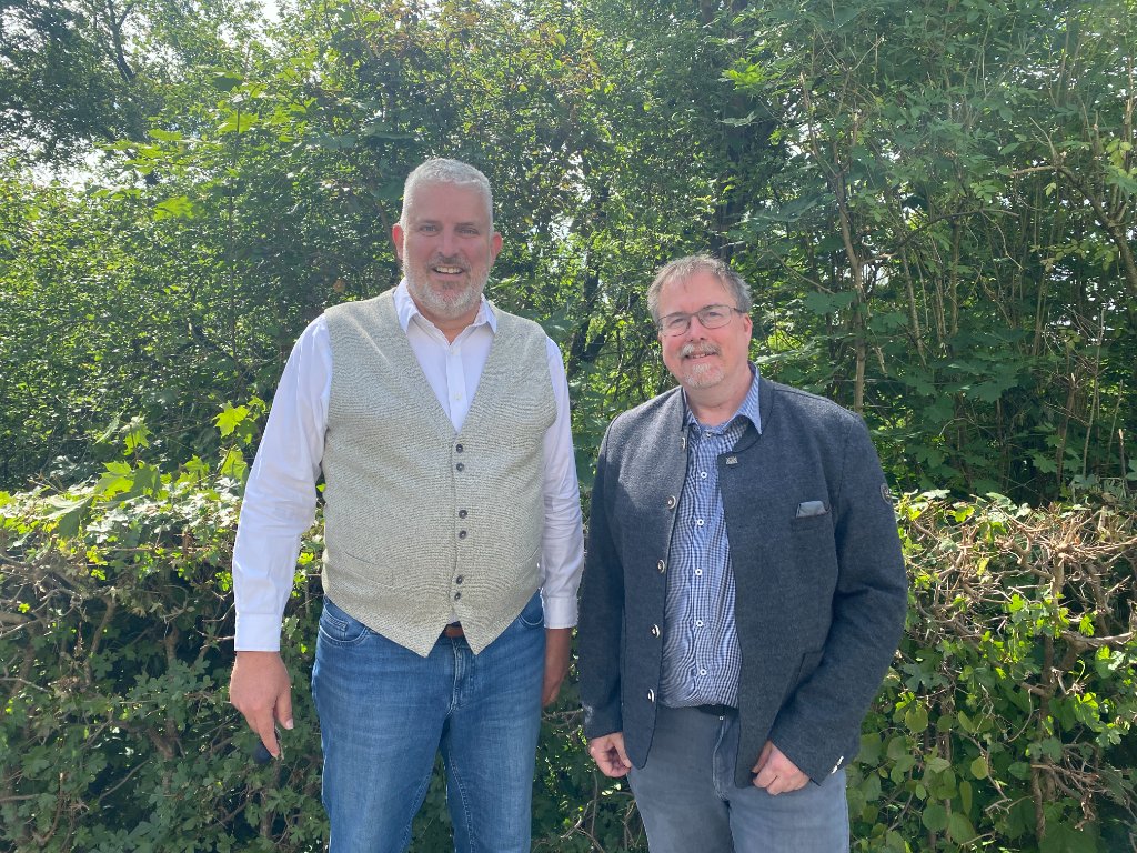 Thomas Lang, Erster Bürgermeister der Stadt Lauf an der Pegnitz, mit Roland Weiniger, Präsident der Peter-Henlein-Gesellschaft.
