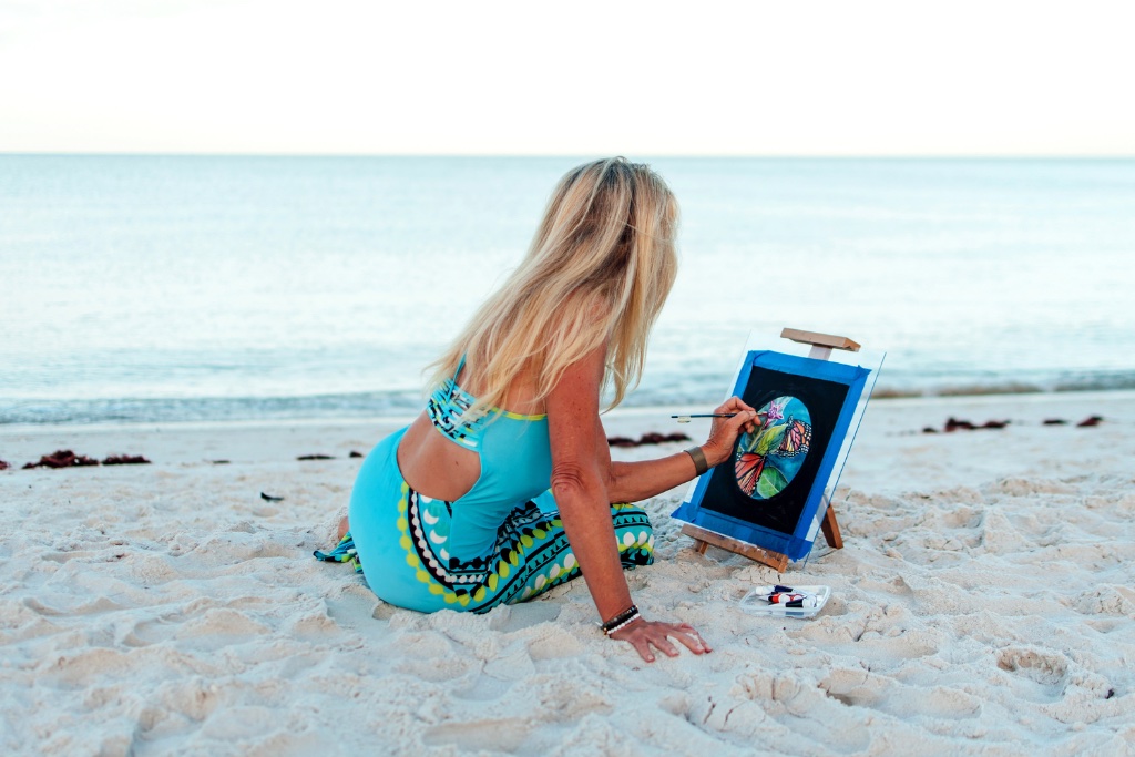Amelie painting on the beach