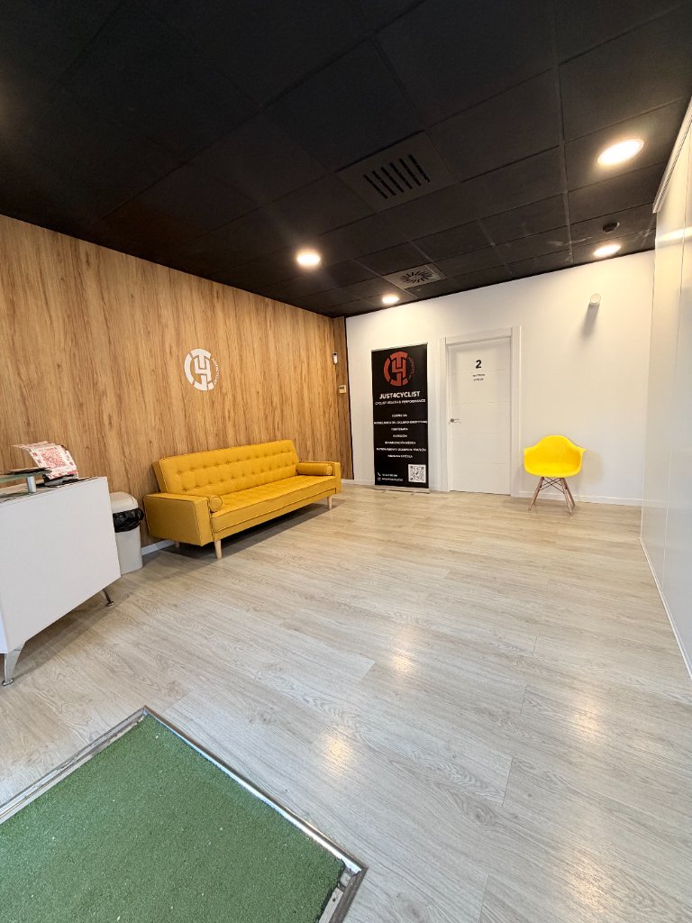 Sala de espera del Centro Sanitario JUST4CYCLIST en Málaga