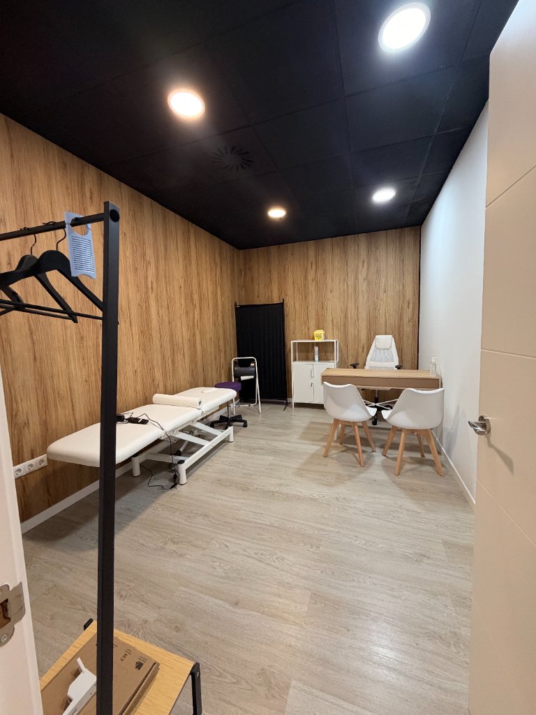 Consulta equipada para fisioterapia y nutrición en JUST4CYCLIST, Málaga