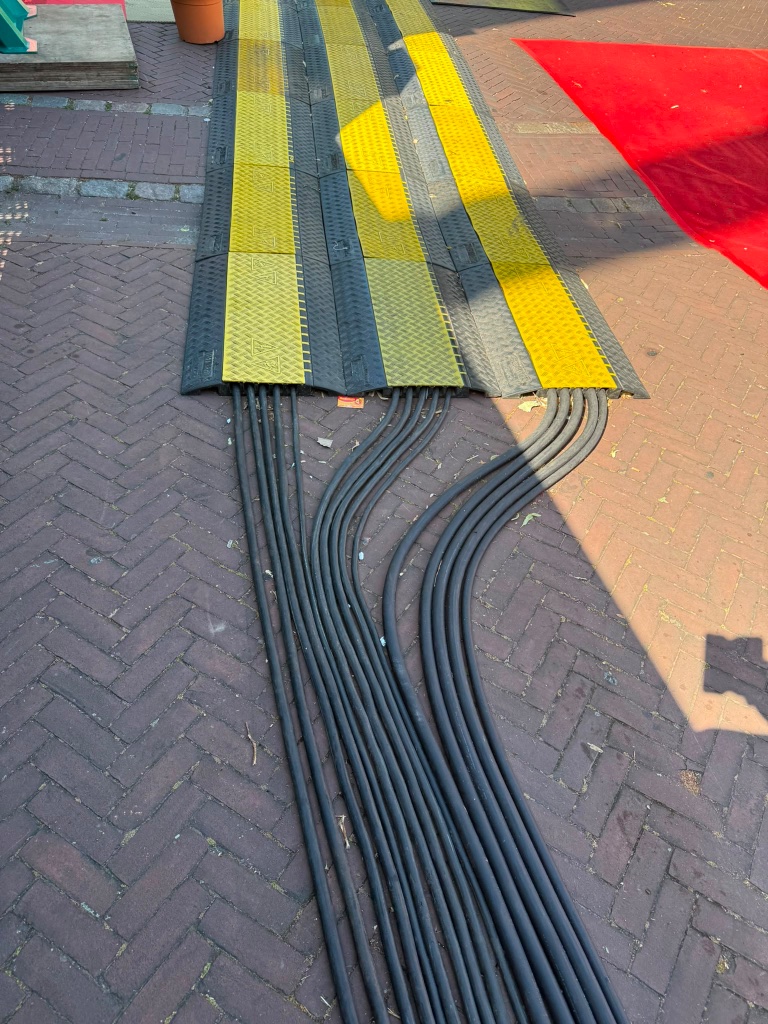 Professionele kabelbeheer met kabelbruggen op het kermisterrein