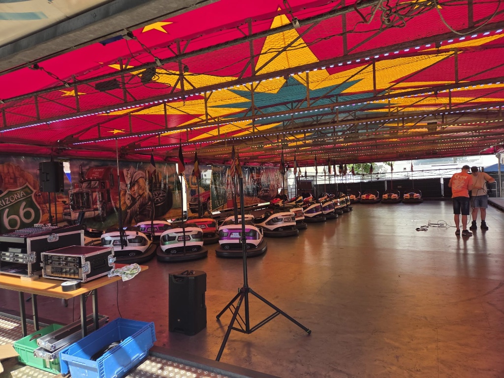 De botsauto-arena na de kerkdienst, klaar voor een nieuwe dag kermisplezier