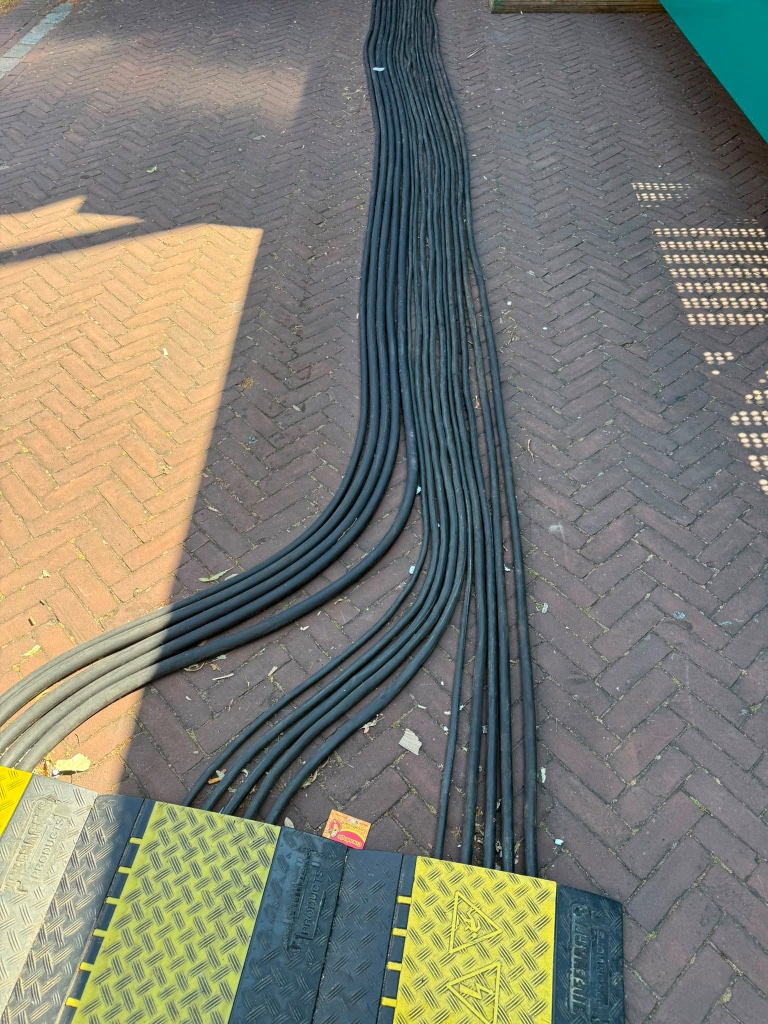 Kaarsrechte kabels met kabeldrempels op de kermis in Best