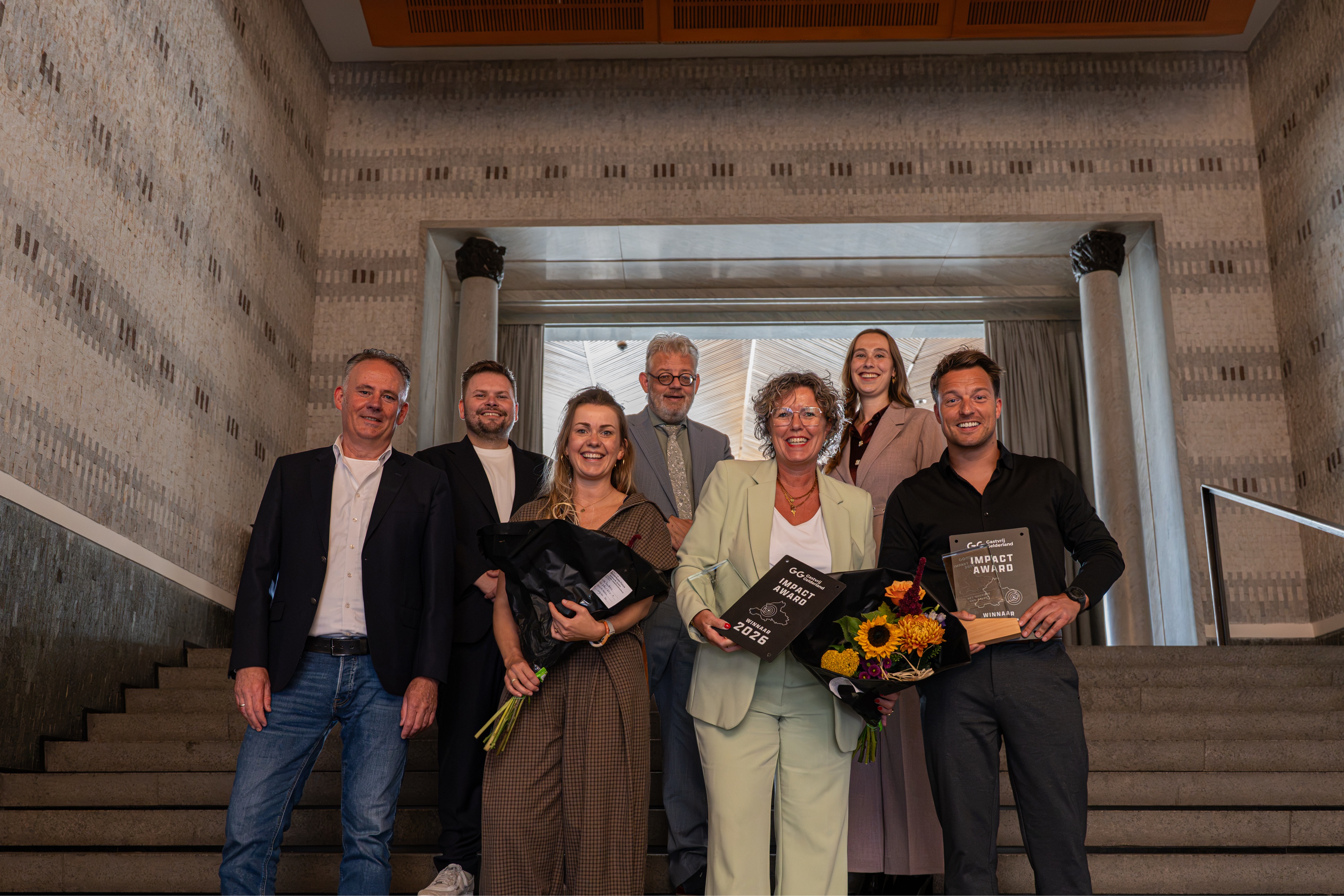 Winnaars van de eerste Gastvrij Gelderland Impact Awards op de trap van het Huis der Provincie in Arnhem