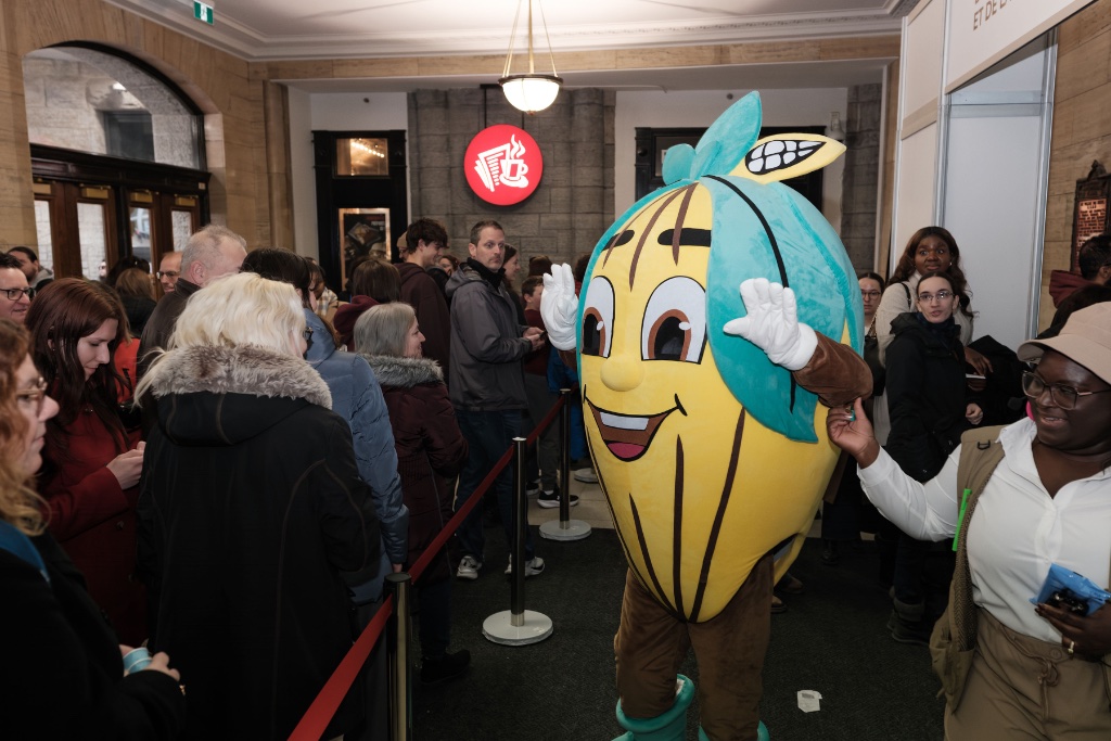 Choco'Jr mascot greeting families at the entrance