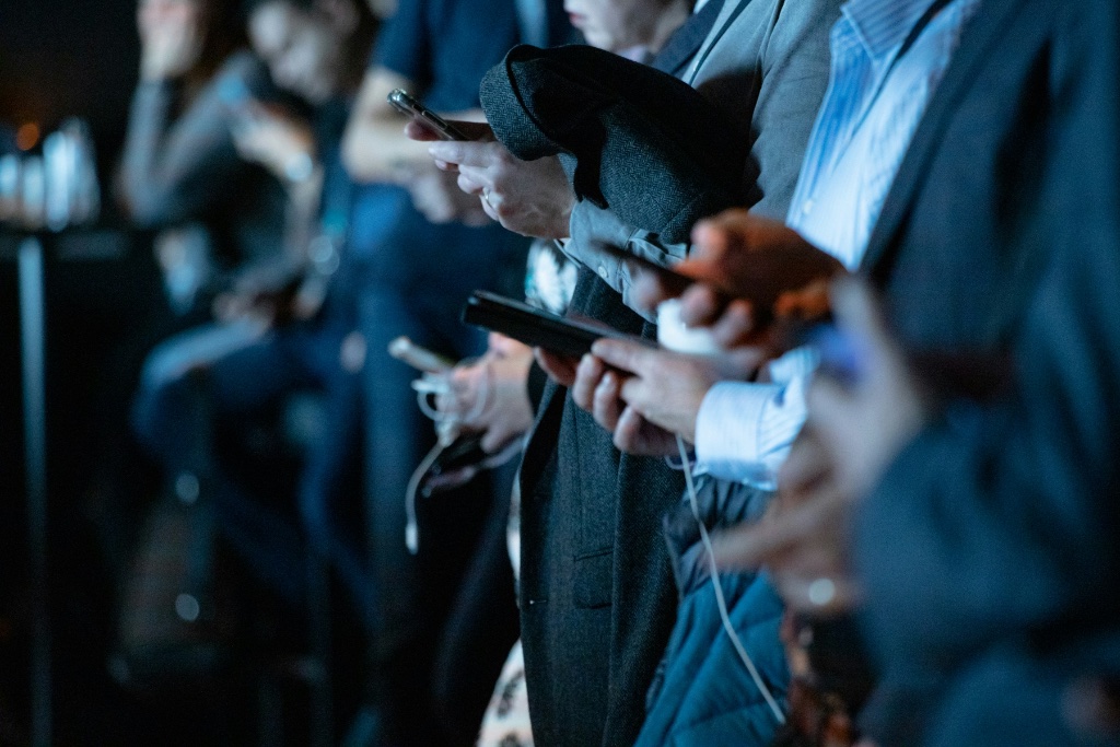 AI and Media's Role in Social Anxiety: How Teens Are Losing Confidence in Real-Life Conversations