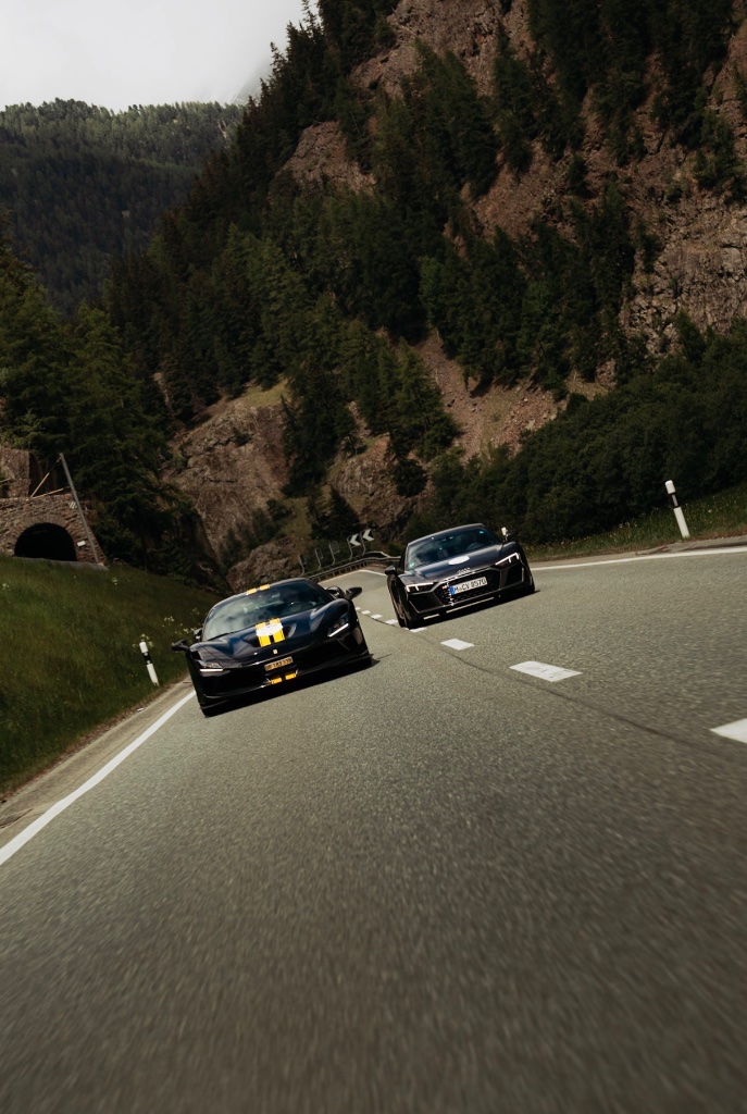 Ferrari und Audi R8 auf der Passstraße