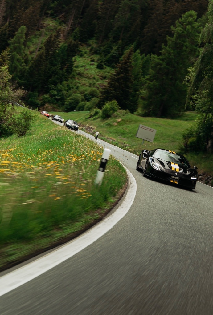 Ferrari auf Bergstraße