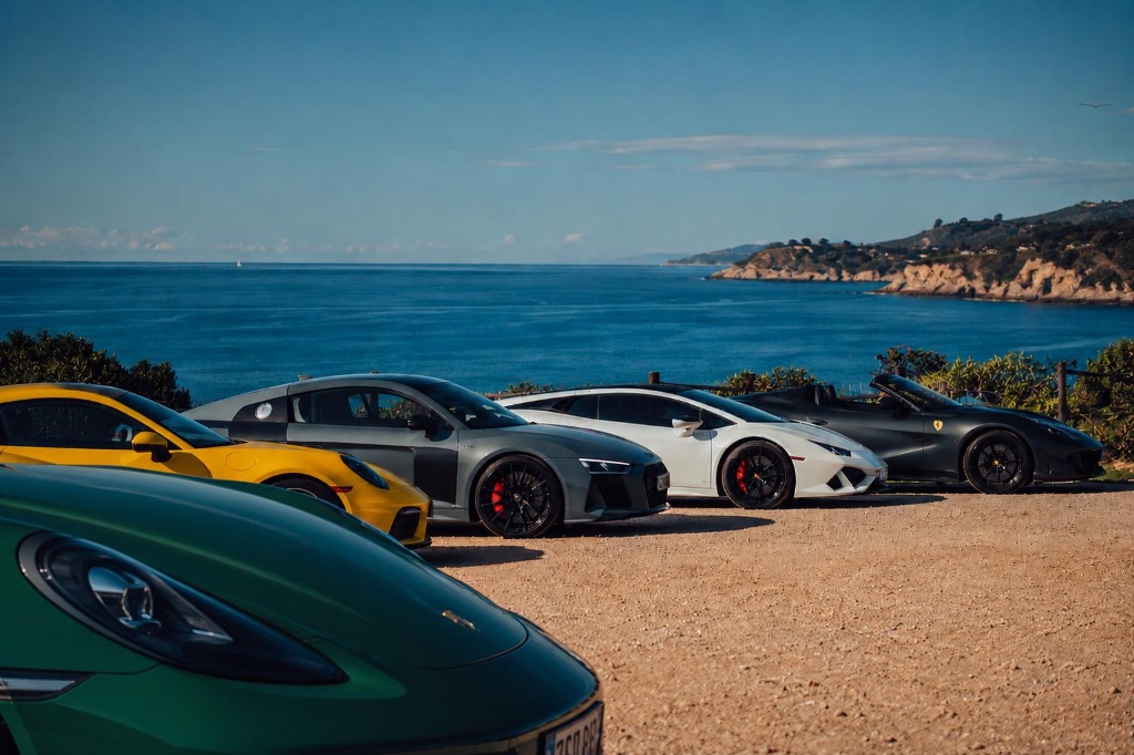 Sportwagen Lineup am Meer